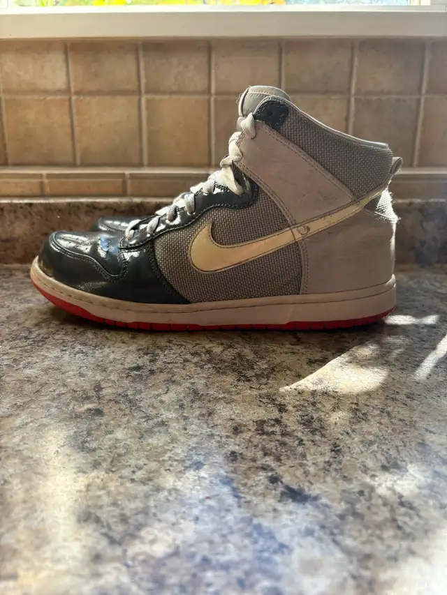 Nike Dunk High Premium Patent Tor in Men's Shoes in Nanaimo - Image 5