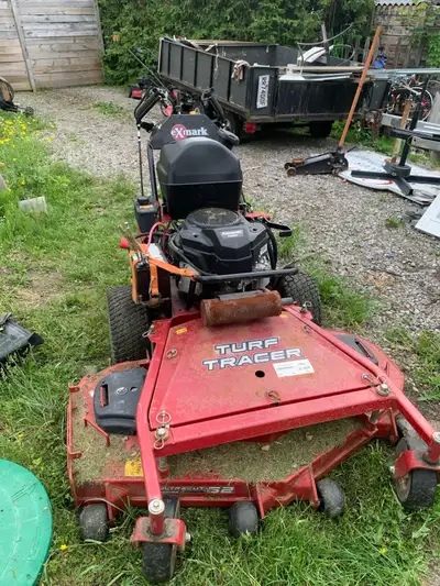 Tondeuse exmark turf tracer 52 pouces . Part au 1/4 de tour et fonctionne comme une neuve. J’ai pas...