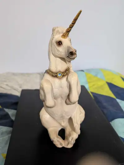 This Windstone Editions unicorn figurine, designed by M. Pena in '89, is a captivating piece for any...
