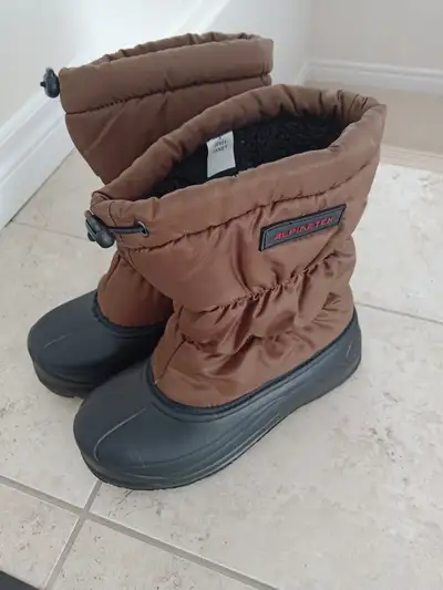 Women's winter boot size 9, View more