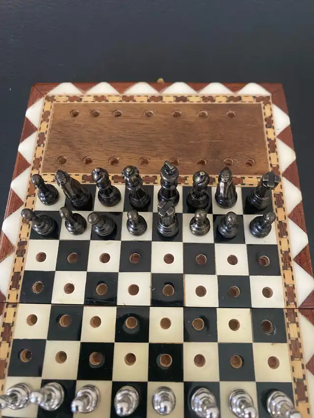 vintage inlaid travel wood folding chess with metal pieces. in Toys & Games in Markham / York Region - Image 5