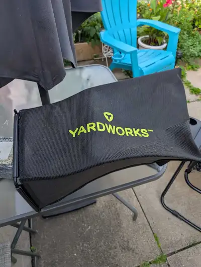 Keep your lawn tidy with this Yardworks lawn mower bag! This bag shows signs of use, but is still fu...