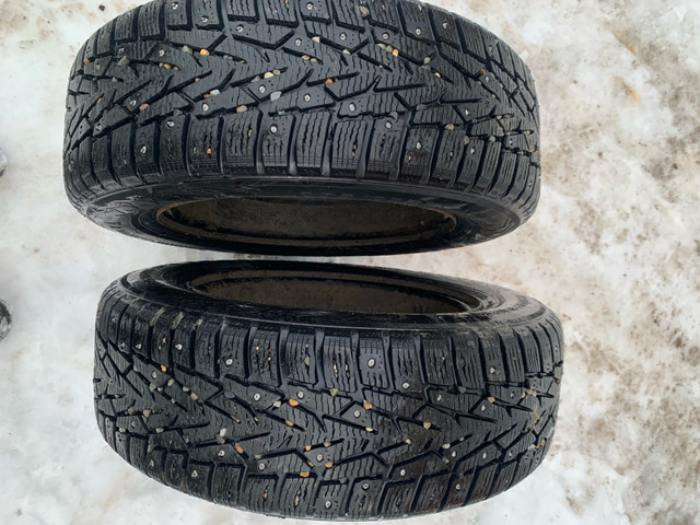 Near new 195/65R15 winter studded tires fits Toyota on rims in Tires & Rims in Whitehorse - Image 2