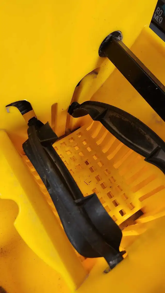 Mop bucket with wringer64519993320195122