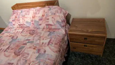 Lit double avec table de chevet matelas inclus..., View more