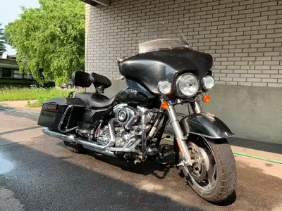 Harley-Davidson Street glide FLHX, seulement 24 600 km. La moto a passé l'inspection mécanique de la...