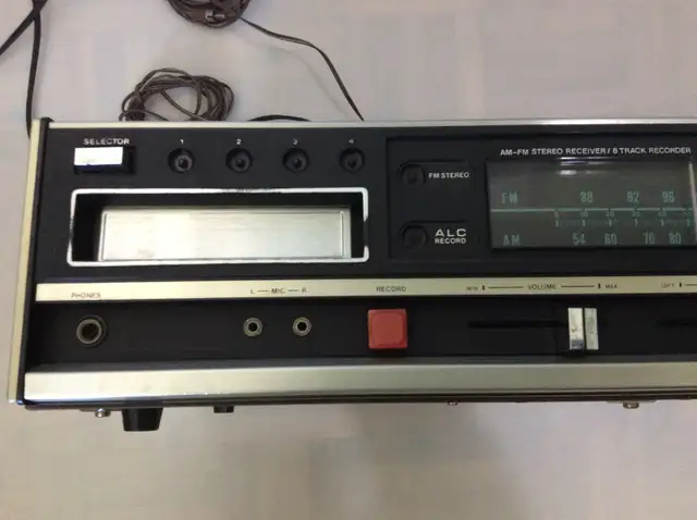 SounDesign Classic 4669 AM/FM Stereo 8 Track in Stereo Systems & Home Theatre in Mississauga / Peel Region - Image 5