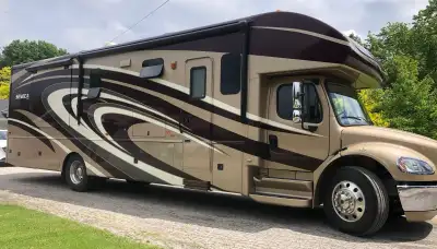 2014 Jayco Seneca 37RB super C. Excellent condition, rare 2 bathroom model, Cummins 6.7 330HP diesel...