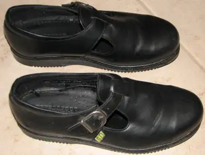 Women's 7.5 TenderFoot Canadian Made Black Buckle SD Safety Shoe, View more