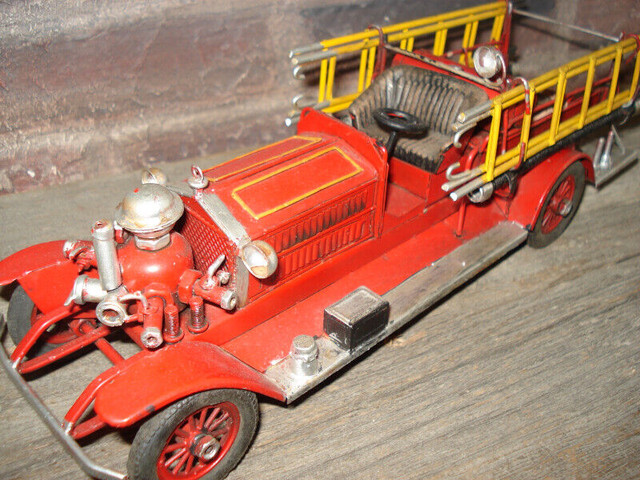 Pompier en métal de 12 pouces. dans Art et objets de collection  à Granby - Image 2