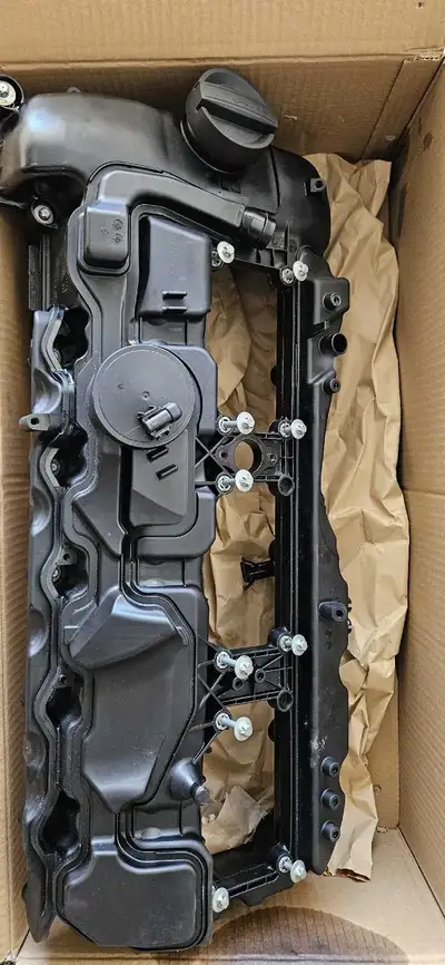 Valve cover for N55 Used. Excellent condition Includes gasket. Part Number 1112570292