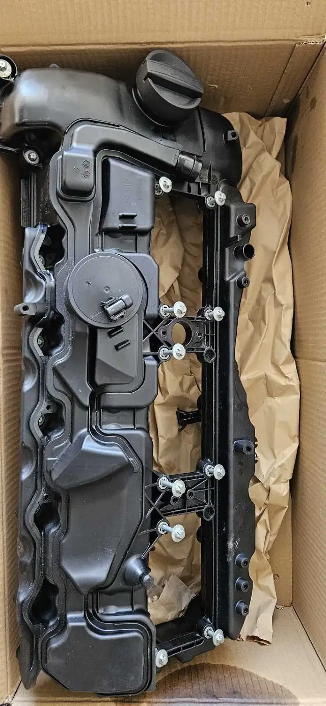 BMW OEM N55 Valve Cover in Engine & Engine Parts in Mississauga / Peel Region - Image 3