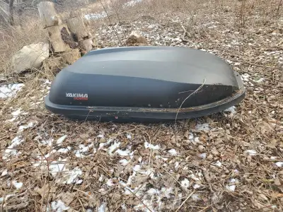Yakima roof rack locking travel storage box with key Good shape- no leaks Open to trade