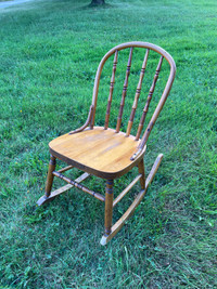 Petite chaise berçante antique en bois 