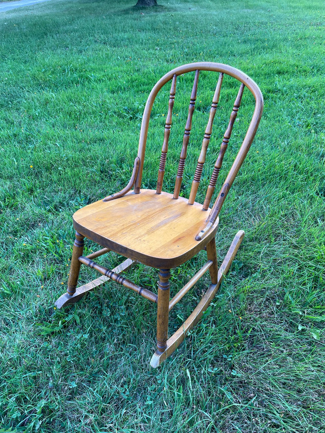 Petite chaise berçante antique en bois  dans Chaises, Fauteuils inclinables  à Ouest de l’Île