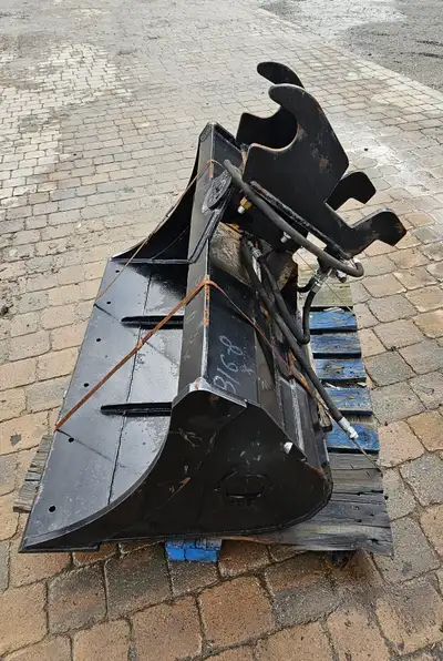 Godet d’excavatrice 48’’ NEUF avec tilt hydraulique Kubota U55, View more