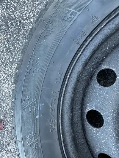 Nankang 235/65R17 winter tire on rim for Hyundai Santa Fe (2012-2018) or others. Bolt pattern 5x114....