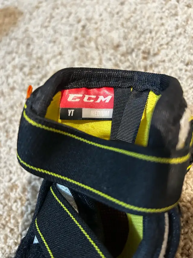 Youth Hockey Elbow Pads Size M in Hockey in Calgary - Image 2