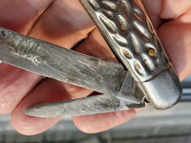 Vintage Folding Pocket Knife Shield Emblem - Two Blades in Arts & Collectibles in Winnipeg - Image 4