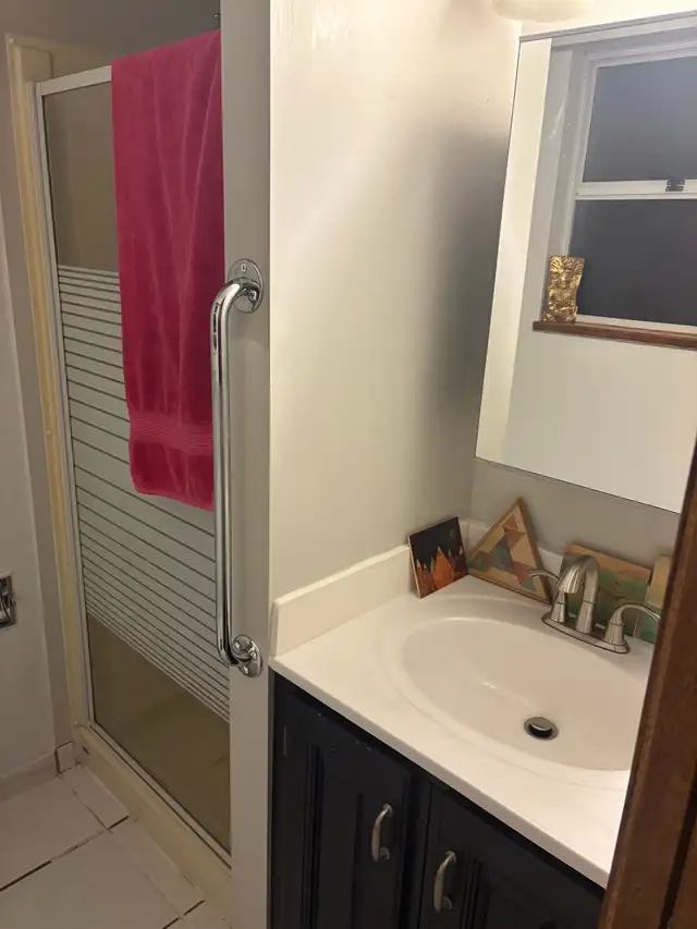 Short term king size master bedroom private bathroom in British Columbia in Canada - Image 5