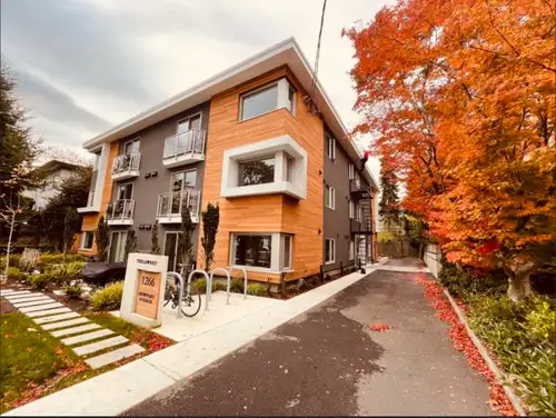 SUITE FOR RENT WITH AN OCEAN VIEW 1266 NEWPORT AVENUE, OAK BAY, B.C. V8S 5E7 LOCATED 1 BLOCK FROM TH...
