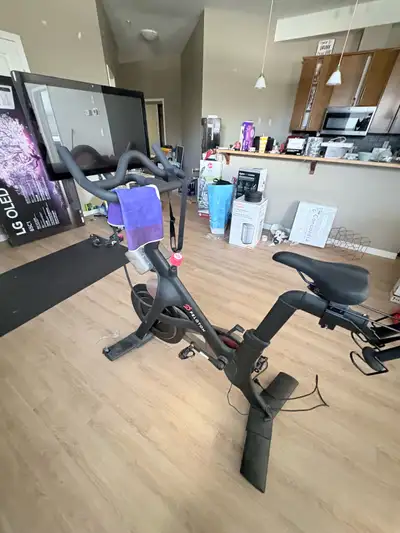 Get in shape with this pre-loved Peloton Exercise Bike, a high-quality machine designed for immersiv...