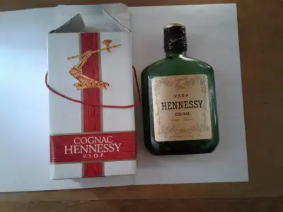Rare JAS. HENNESSY & CO. V.S.O.P. empty bottle in red/white box - Model: Brevete S.D.G.D. Made in Fr...