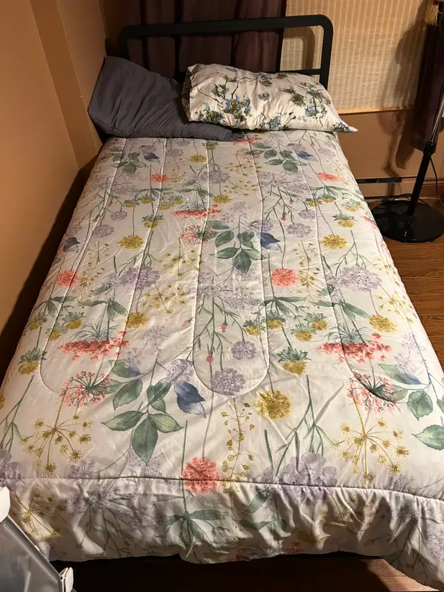 Twin XL avec tête de lit et matelas, draps et couvertures in Beds & Mattresses in Laval / North Shore - Image 4
