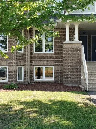 **2-bedroom Terrace home with 2 parking spaces – available June 1st French version below… *** No vis...