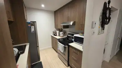 3.5 Semi sous-sol a louer, complètement rénover. Acces au patio arrière avec porte patio. Stationnem...
