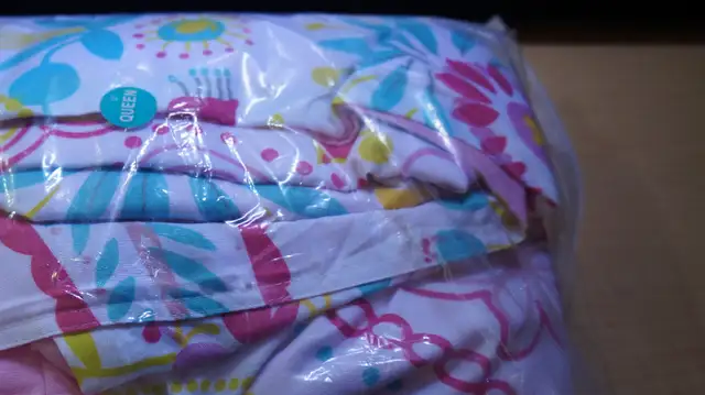 QUEEN DUVET COVER SET in Bedding in Norfolk County - Image 3