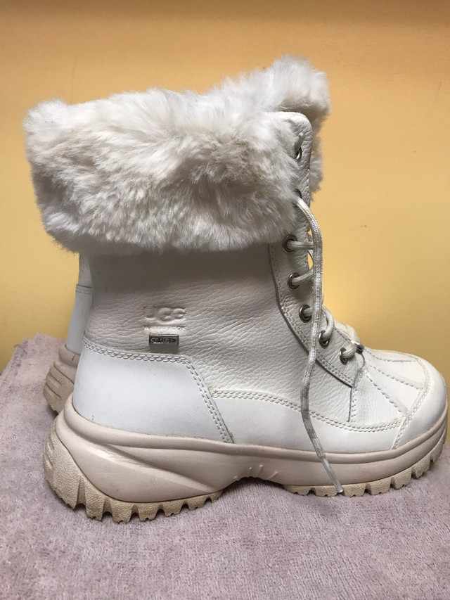 UGGS white size 7 dans Femmes - Chaussures  à Laval/Rive Nord - Image 2