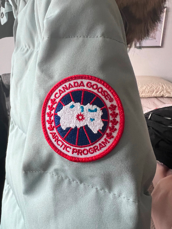 Authentic Canada Goose Winter Coat - Women's Small in Women's - Tops & Outerwear in Mississauga / Peel Region - Image 3