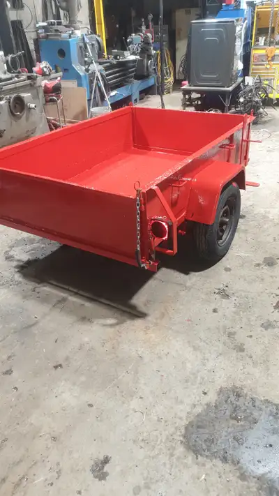 Belle petite remorque 4x6 tout en acier le fond et les côtés, super pratique pour une voiture ou un...
