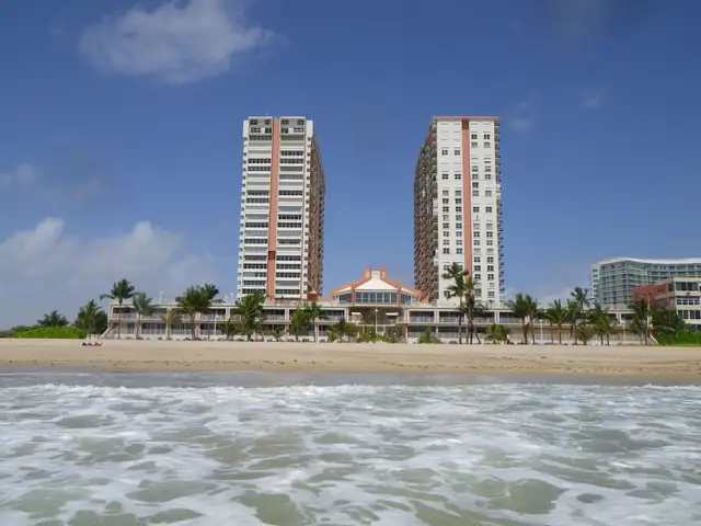 OCEAN FRONT 2 BEDROOM CONDO IN POMPANO BEACH (FLORIDA) FOR RENT in Florida in Canada - Image 2