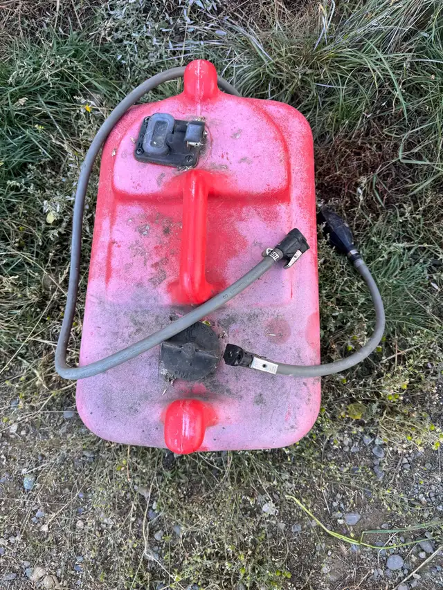 Johnson 5hp Outboard Motor in Powerboats & Motorboats in Whitehorse - Image 4