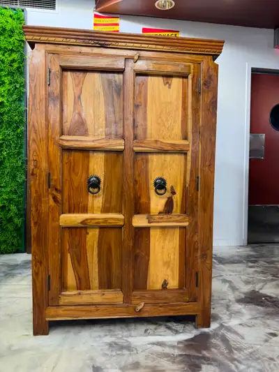 Belle armoire en bois de rose massif. Peut servir pour un rangement très varié d'articles comme la v...