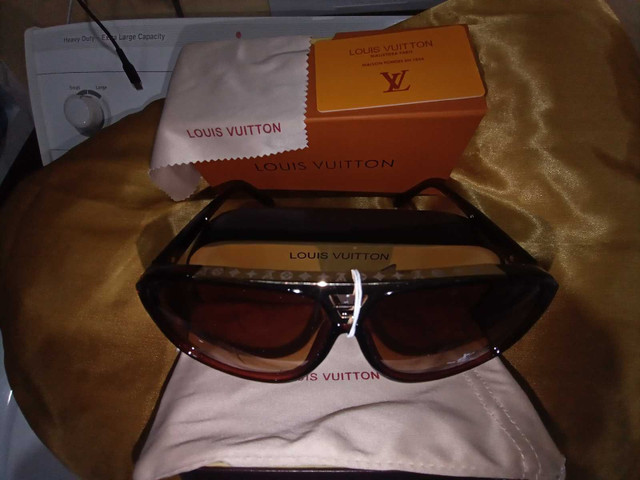 New in box Louis Vuitton sunglasses  dans Art et objets de collection  à Ville de Montréal - Image 4