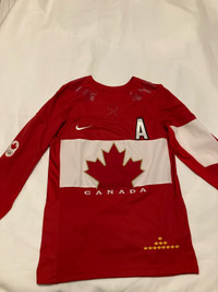Men’s medium Canada jersey