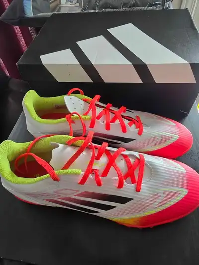 Souliers soccer gr11 neufs, View more