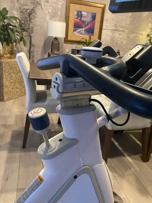 Vélo stationnaire haut de gamme in Other in Lévis - Image 6