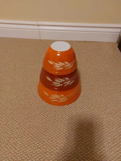 Pyrex vintage bowl set. 750ml, 1.5L, 2.5L. Perfect condition. No cracks or chips. Price is for all 3...
