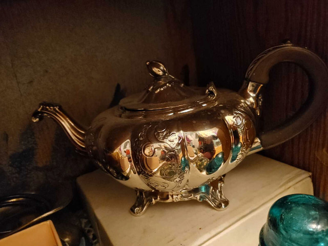 Vintage ep copper tea pot in prestine condition in Kitchen & Dining Wares in St. Catharines