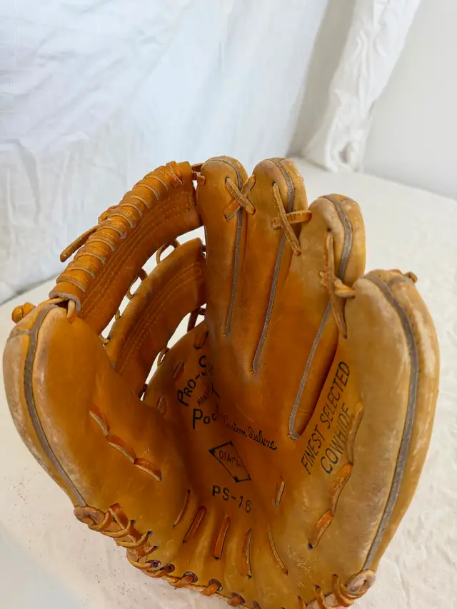 Vintage Diamante baseball glove PS-16 rawhide laced in Baseball & Softball in Hamilton - Image 8