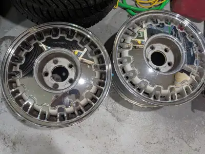 Ensemble de 2 mags chromées en super état d’origine Cadillac Seville. 7X16 ET43 bolt pattern 5x115 (...