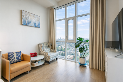 Luxury Apartment for Rent | DVP & 401 Enjoy refined, top-floor living in this bright and stylish 1+1...