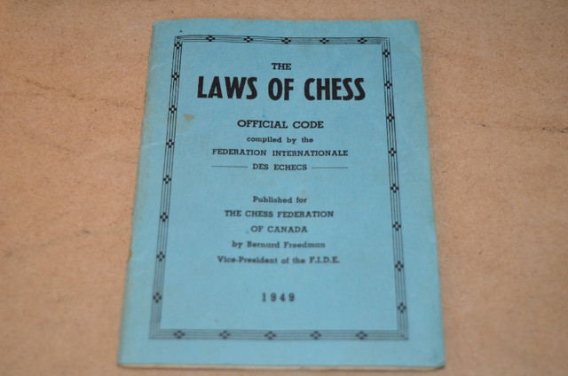 VINTAGE CHESS SET WITH RARE 1949 LAWS OF CHESS BOOK SIGNED BY BE in Arts & Collectibles in Mississauga / Peel Region - Image 3