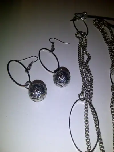 SET NEUF ARGENT COLLIER 20"HAU+BOUCLES D'0REILLES: $10.00 LE SET, View more