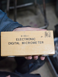 Electric digital micrometer