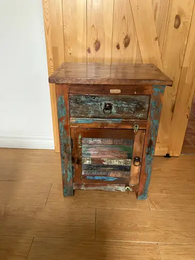 Ensemble de 2 tables chevet /set of 2  bedside table, View more